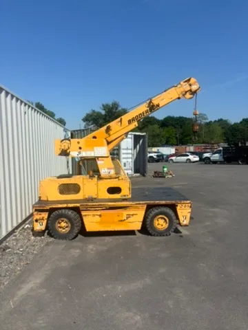 Broderson IC-35-2A carry-deck crane, boom stowed, side profile